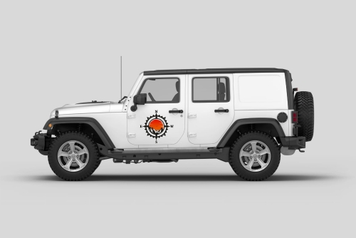 Naklejka Kompas góry i drzewa – trwała dekoracja na auto