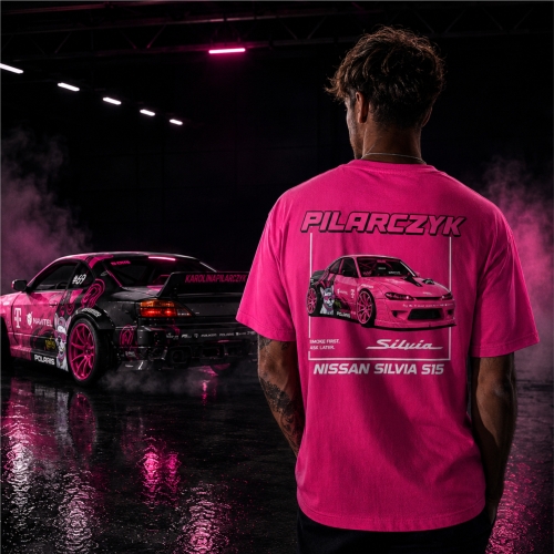 Koszulka Karolina Pilarczyk – grafika przedstawiająca samochód driftowy Silvia S15 na plecach