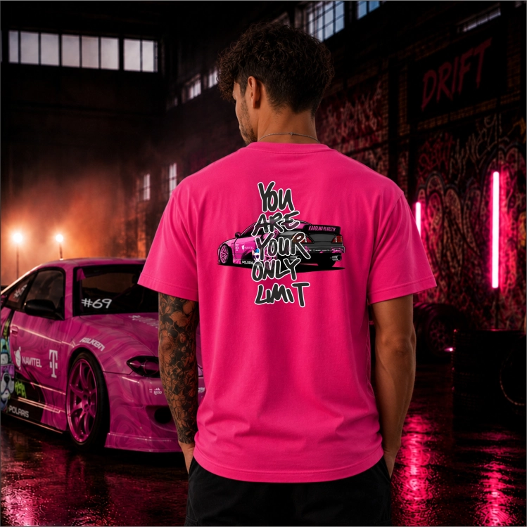 Koszulka męska Karolina Pilarczyk – You Are Your Only Limit różowa, tył z grafiką samochodu i napisem „You Are Your Only Limit”