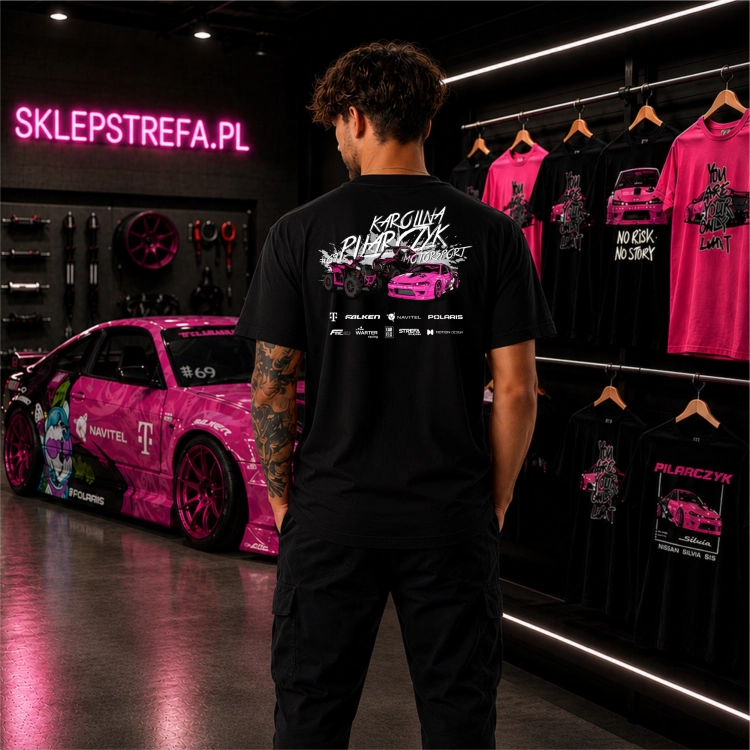 Koszulka męska Karolina Pilarczyk Team 2026 czarna – tył z grafiką pojazdów zespołu Motorsport
