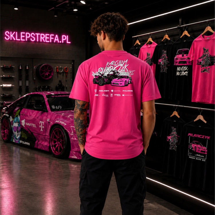 Koszulka męska Karolina Pilarczyk Team 2026 różowa – tył z grafiką pojazdów zespołu Motorsport