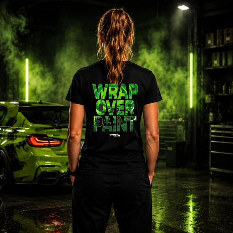Autorska grafika car wrapping na czarnej koszulce damskiej Wrap Over Paint